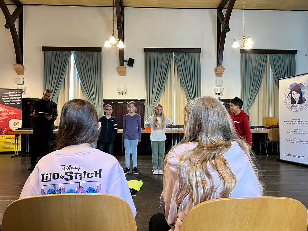 Das Workshop-Team des Tuğçe Albayrak e. V. mit engagierten Schüler:innen der KGS Niederrad. In einem inspirierenden Theaterworkshop wurden Mut, Empathie und Verantwortung erlebbar gemacht – ein starkes Zeichen für gelebte Zivilcourage im Klassenzimmer.