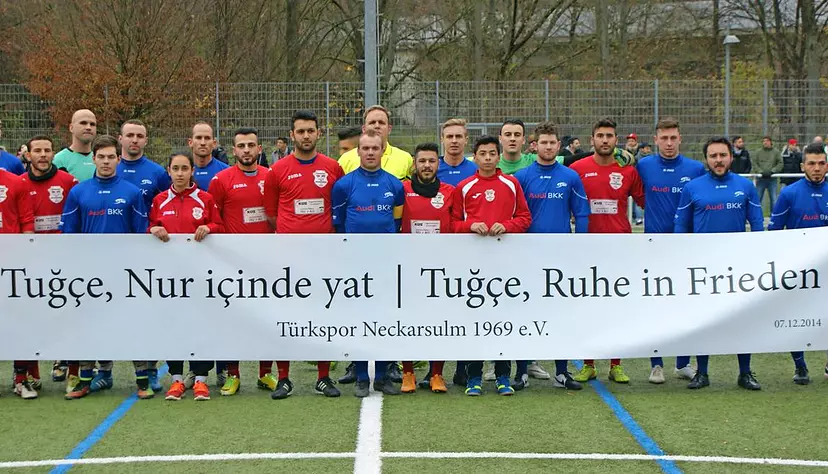 Die beiden Mannschaften Türkspor und Neckarsulmer Sport-Union bei der Gedenkminute für Tugce im Pichterichstadion.Foto: Anton Zube