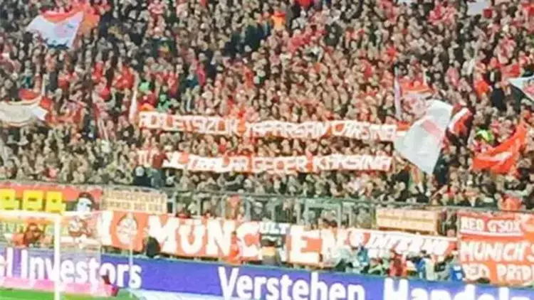 Die Fans des Vereins präsentierten ein Banner in türkischer Sprache mit den Worten: "Adaletsizlik yaparsan Çarşı'na, tüm Ultralar geçer karşına" (Wenn du Ungerechtigkeit verübst, triffst du auf alle Ultras von Çarşı). (Foto: Sabah Avrupa)