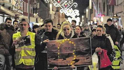 Foto: Markus Bergmann | Mit einem Gedenkmarsch durch die Innenstadt haben rund 70 Menschen an Tugce Albayrak erinnert.