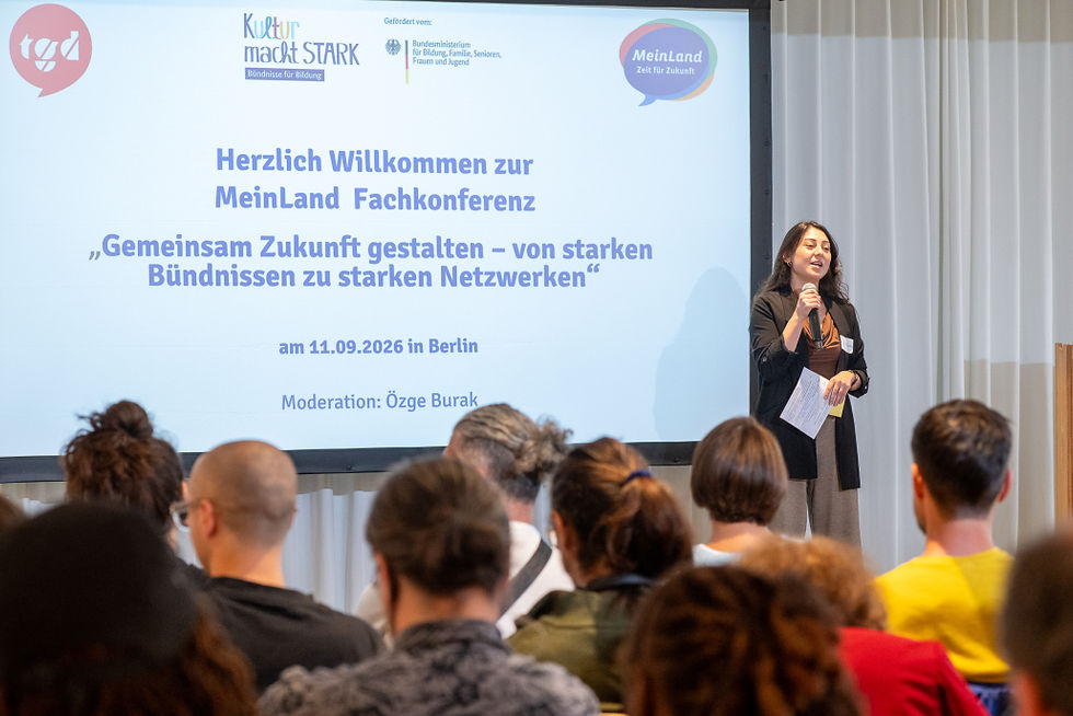 Teilnehmende und Mitwirkende des MeinLand-Fachtags 2026 bei einem gemeinsamen Gruppenfoto auf der Dachterrasse in Berlin.