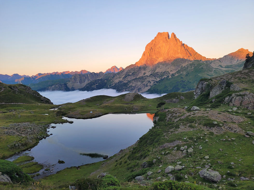 vue du pic du Midi d'Ossau dans les Pyrenées