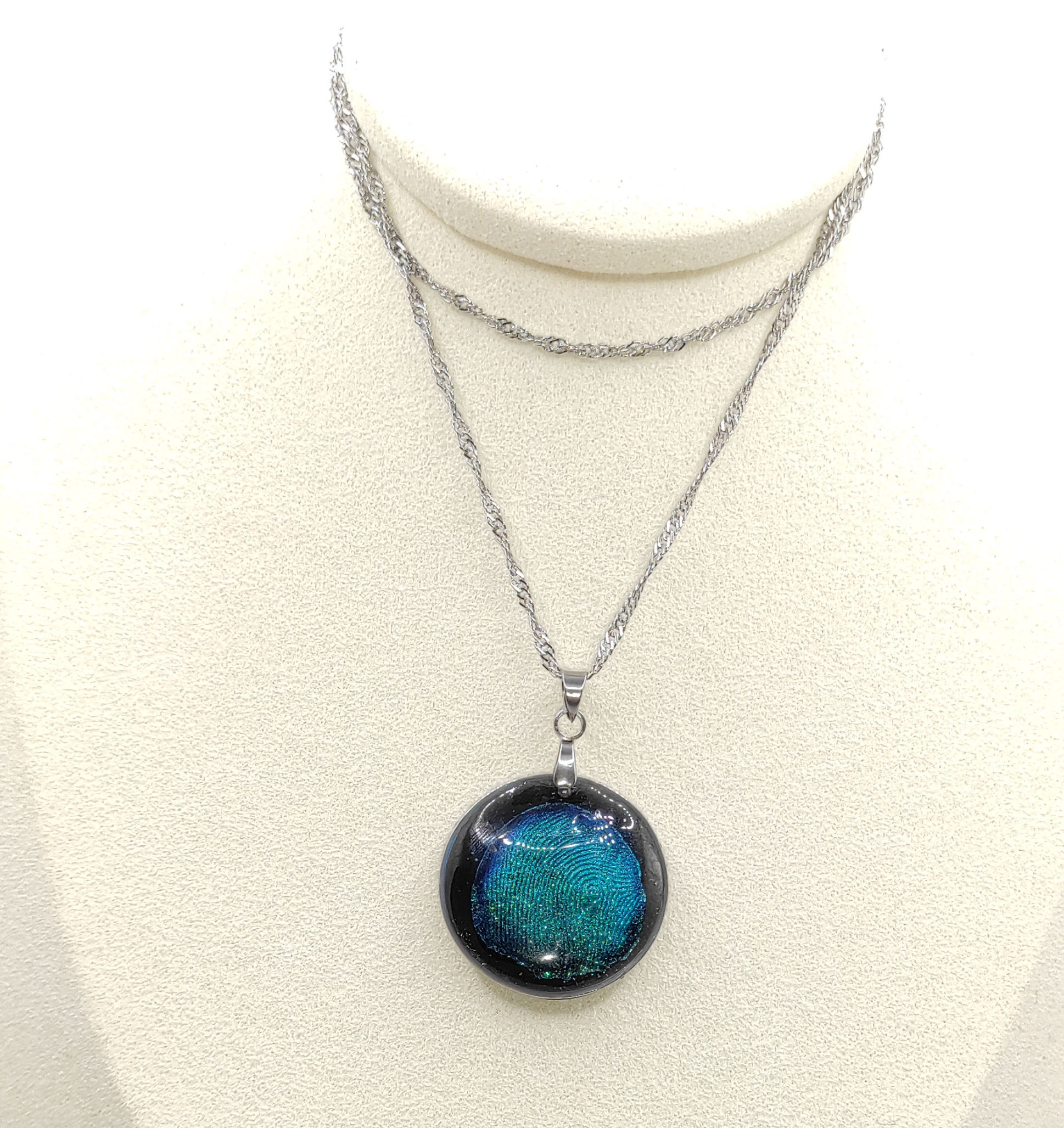 Pendentif souvenir rond et argenté avec empreinte digitale