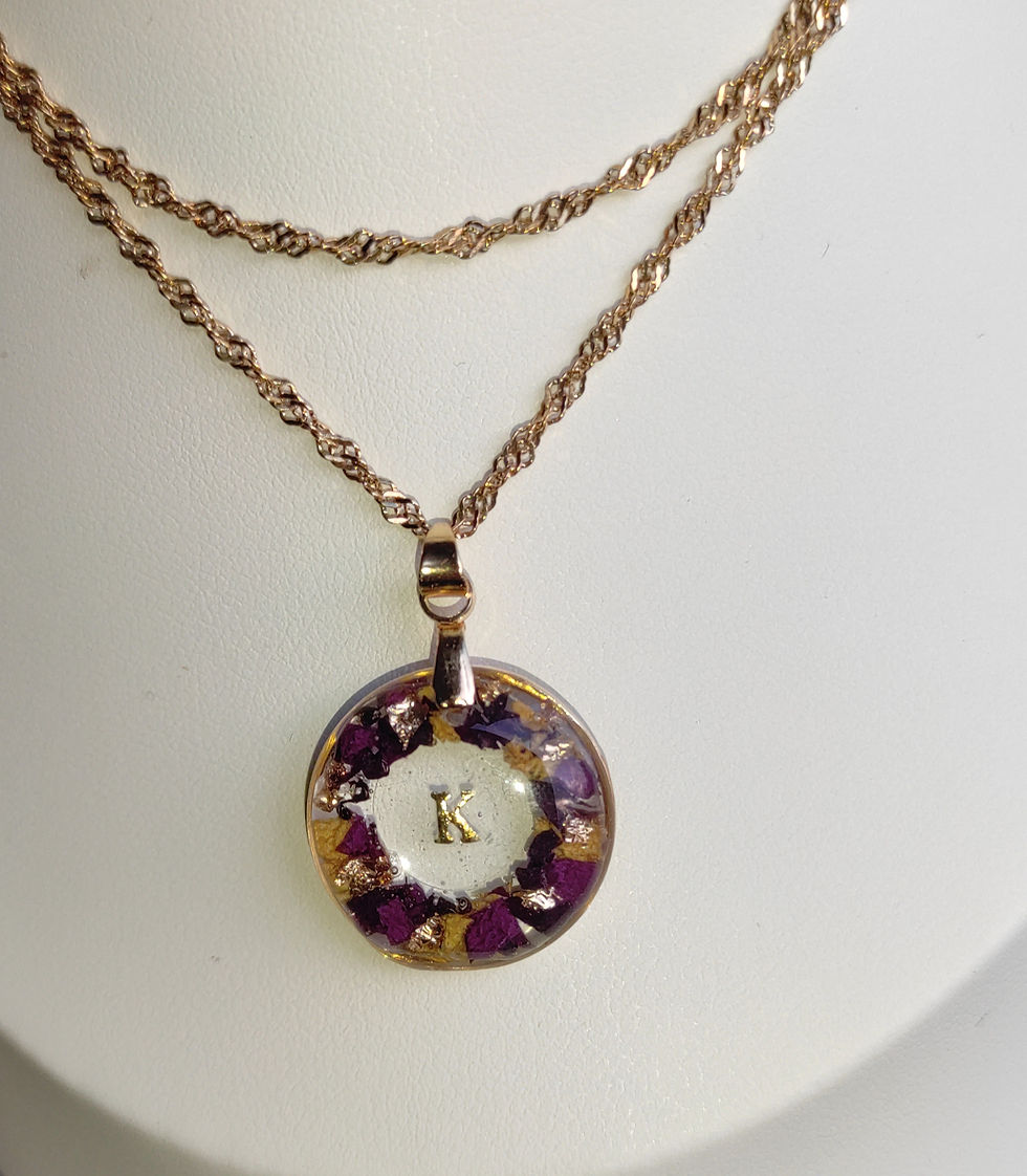 Pendentif souvenir doré avec inclusion de fleurs séchées et initiale