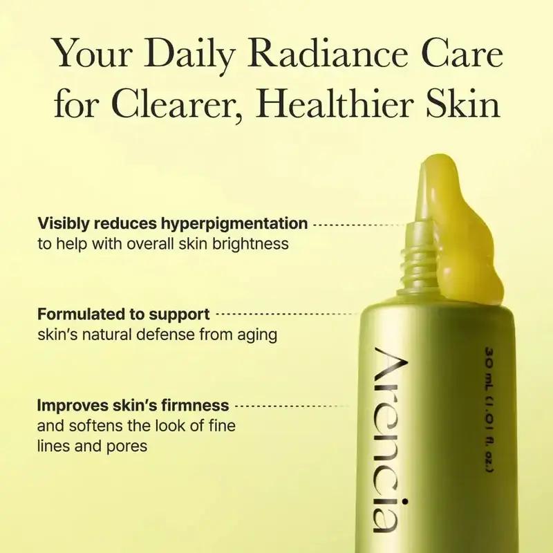Texture gel-crème légère et lumineuse du soin Arencia Vitamin C Booster Shot étalée sur une surface claire