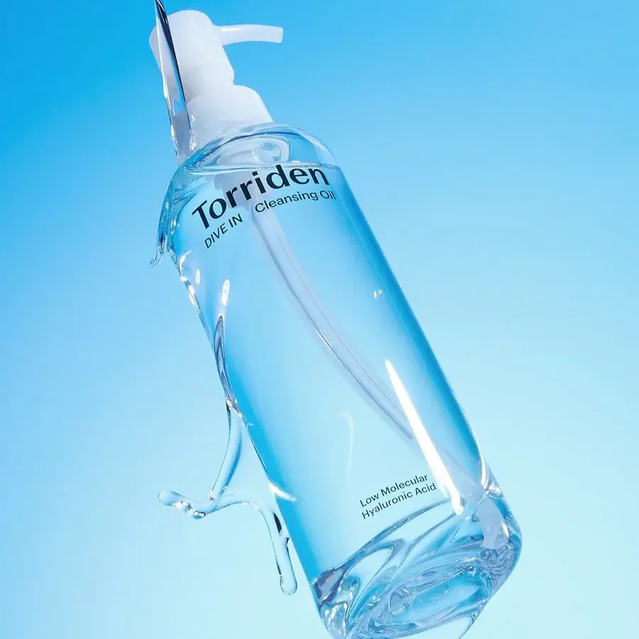 Texture fluide et transparente de la Torriden Dive-In Cleansing Oil versée dans le creux de la main