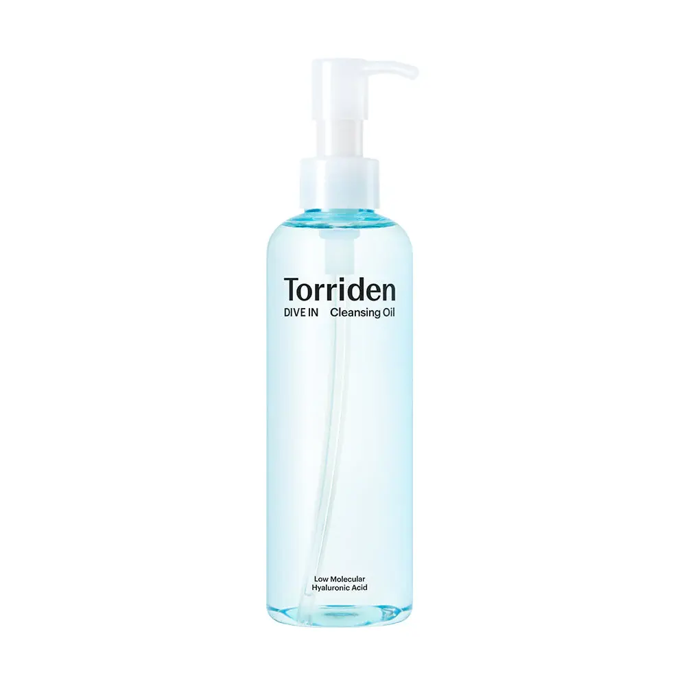 Flacon pompe de l'huile démaquillante Torriden Dive-In Cleansing Oil 200ml sur fond blanc épuré studio