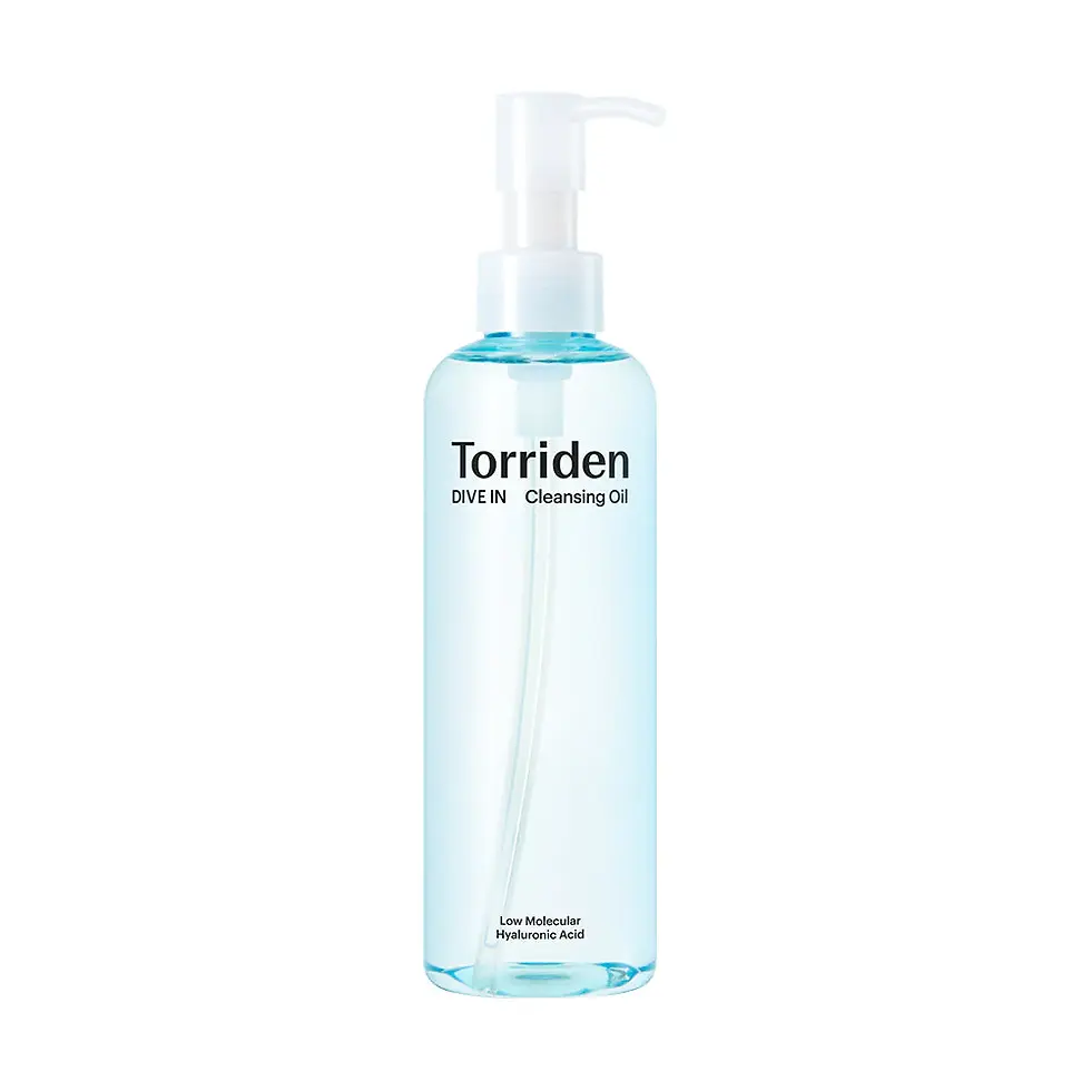 Flacon pompe de l'huile démaquillante Torriden Dive-In Cleansing Oil 200ml sur fond blanc épuré studio