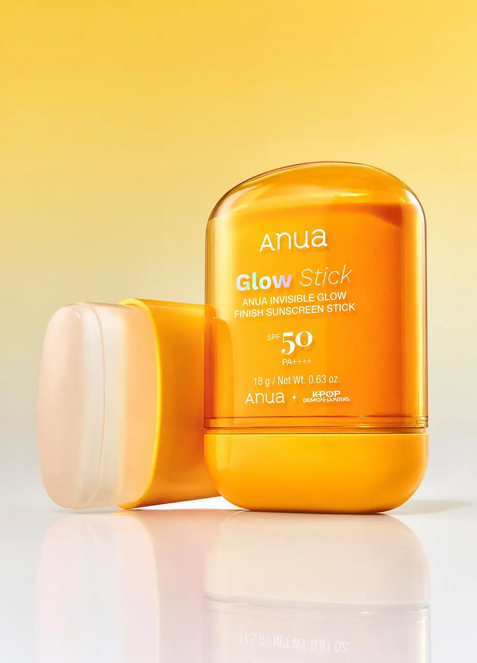 Miniature : Application du ANUA Invisible Glow Finish Sunscreen Stick sur la joue
