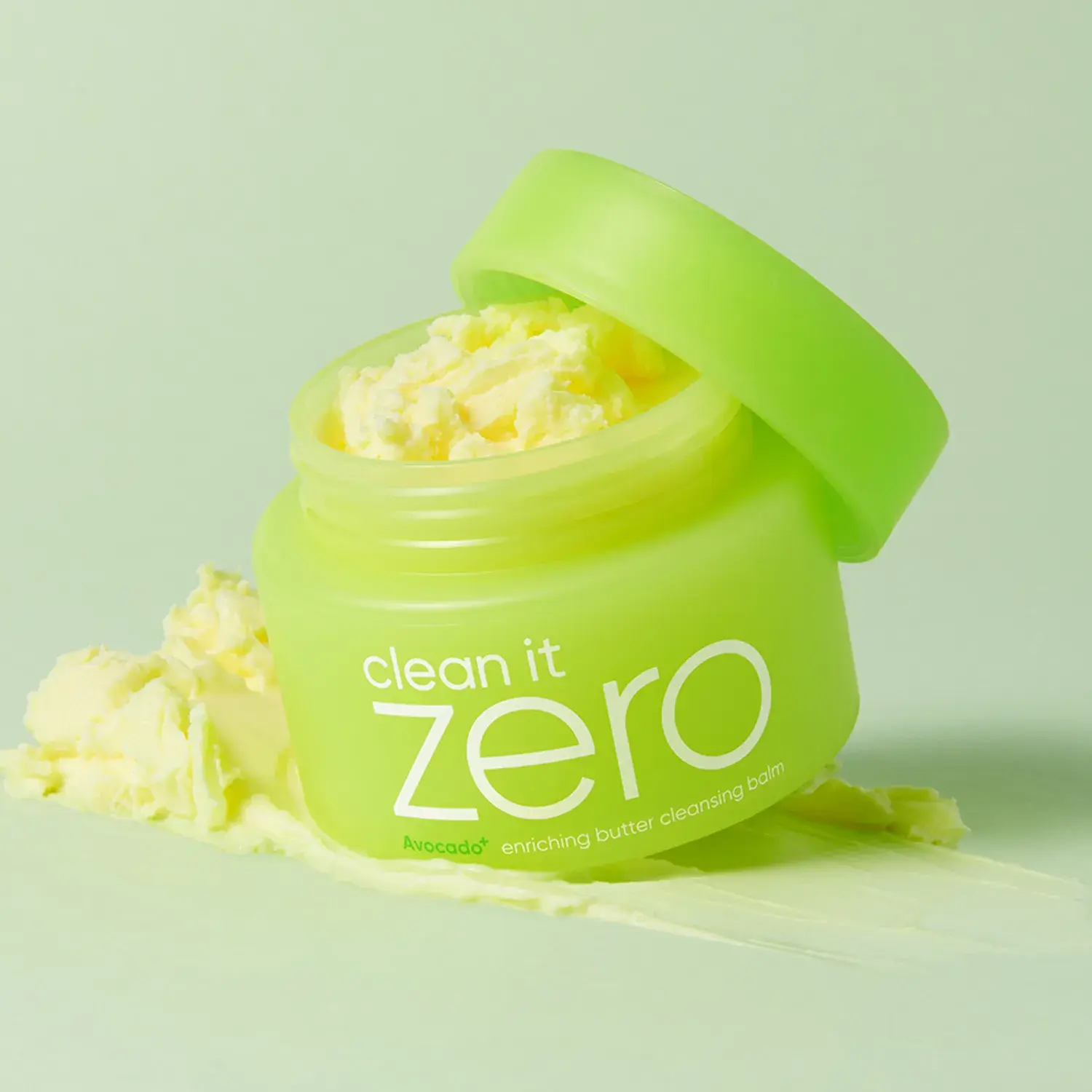 Application du Clean It Zero Enriching Butter Cleansing Balm sur un maquillage intense.
