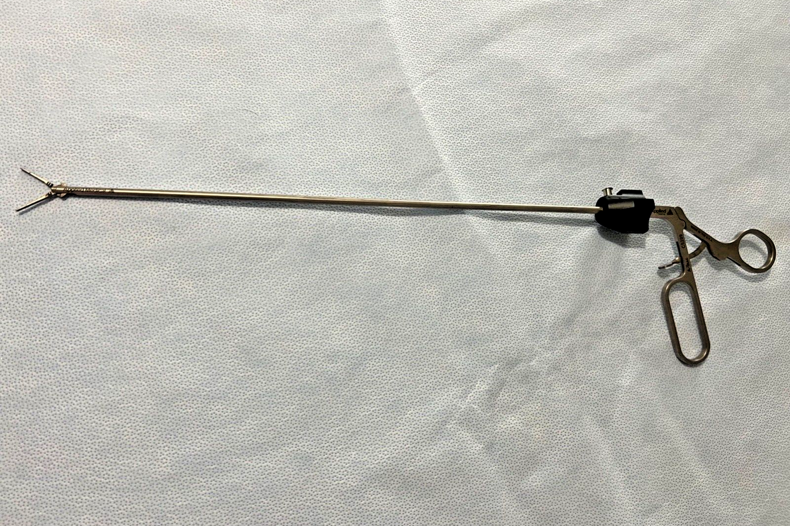 Applied Medical C5209 Laparoscopic A-Trac Rotating Bowel Clamp 5mm x 38cm
