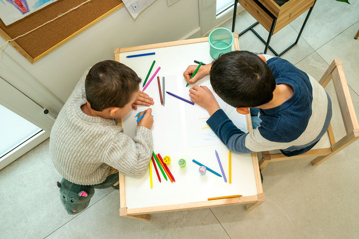 Niños felices en tratamiento dental. Tranquilidad y dedicación en niños y sus dentaduras. Paciencia y comprensión en el trato de niñas y niños con dientes a tratar. Calma y  juegos en odontología dental para niños.