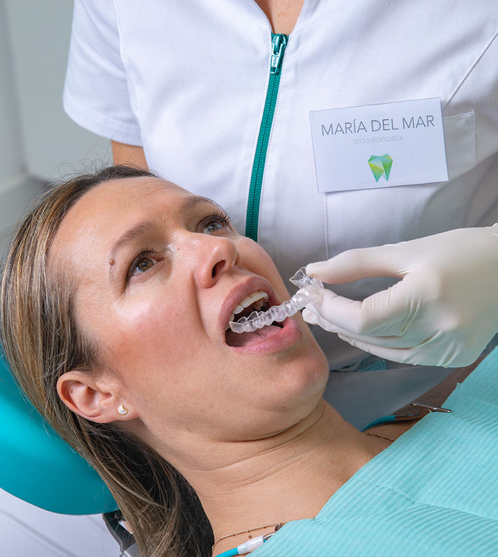 Paciente con odontopediatría y caries. Tratamientos odontológicos en adultos e infantil para dientes y dentaduras. Máxima confianza en tratamiento dental para niñas y niños.