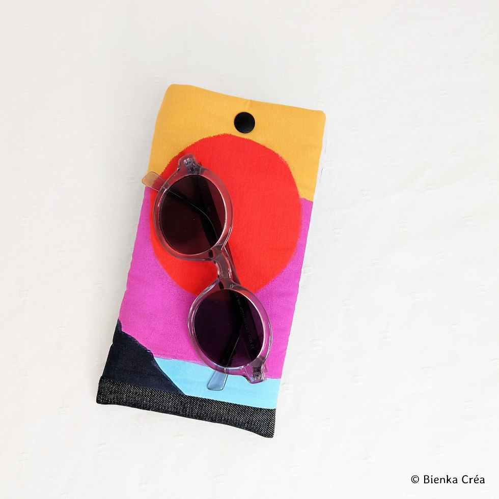 Miniature : Vue d'une paire de lunettes de soleil sur son étui molletonnée en coton multicolore
