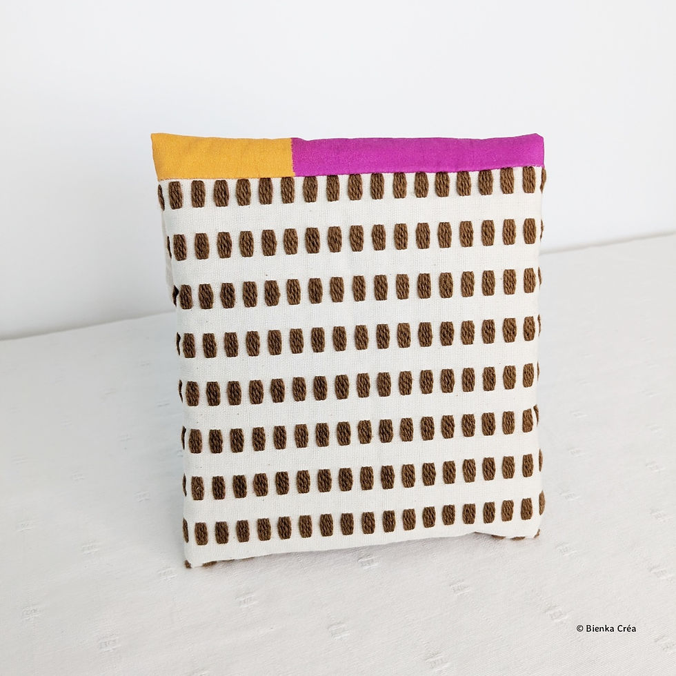 Miniature : Vue arrière d'une pochette molletonnée en coton texturé écru et marron avec rabat rouge, mauve et jaune