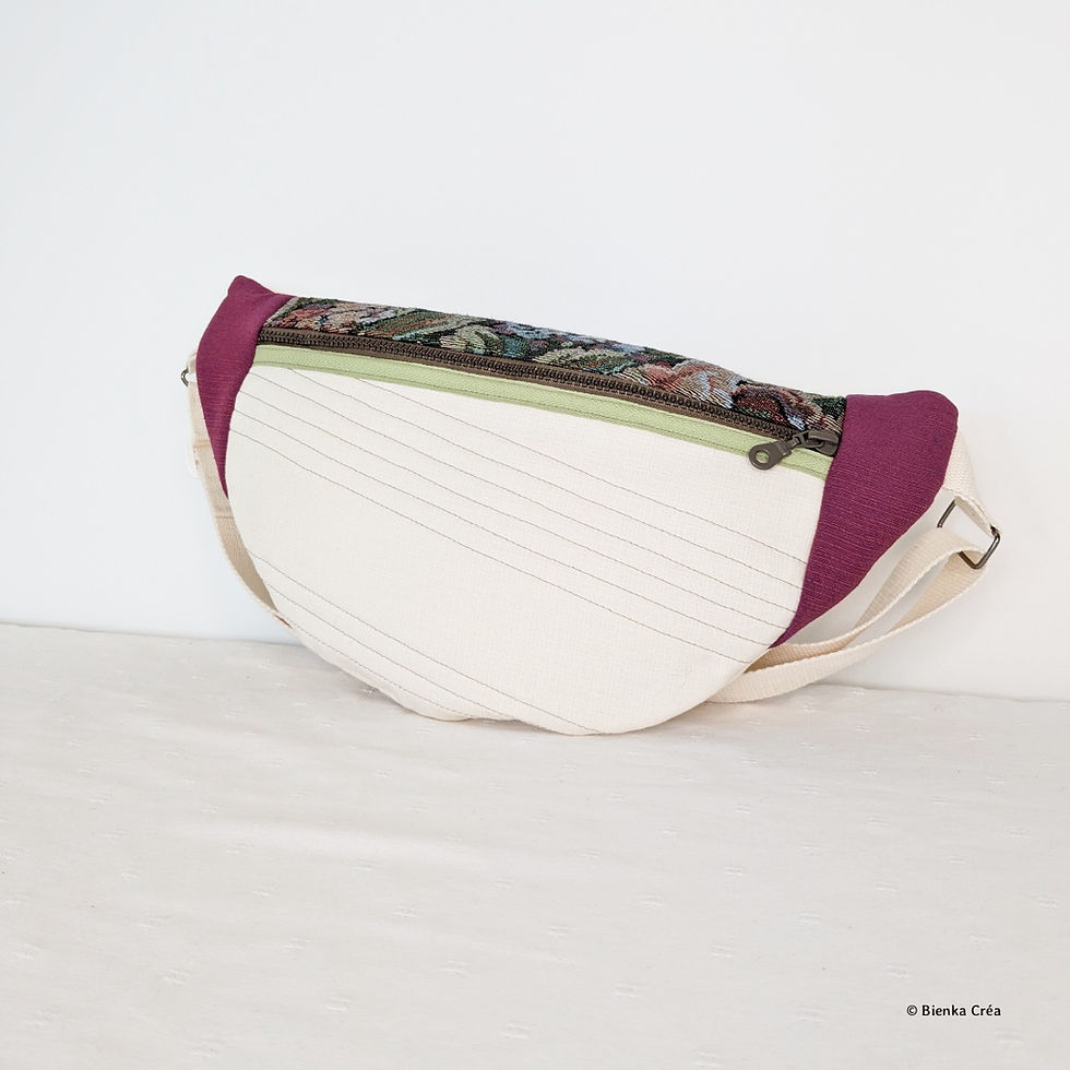 Vue d'un sac banane écru avec haut en canevas vintage fleuri fermé par un zip marron taupe