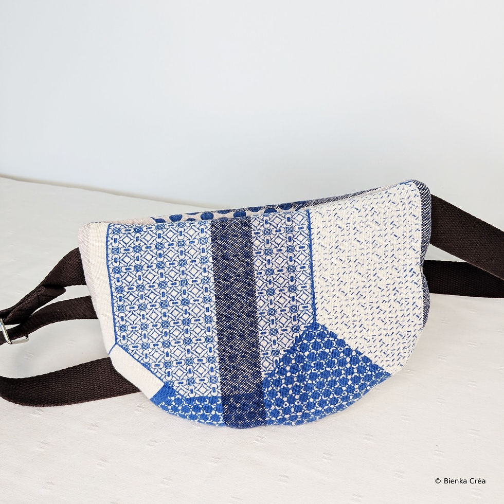 Miniature : vue arrière d'un petit sac banane en coton tissé bleu graphique avec sa bandoulière marron
