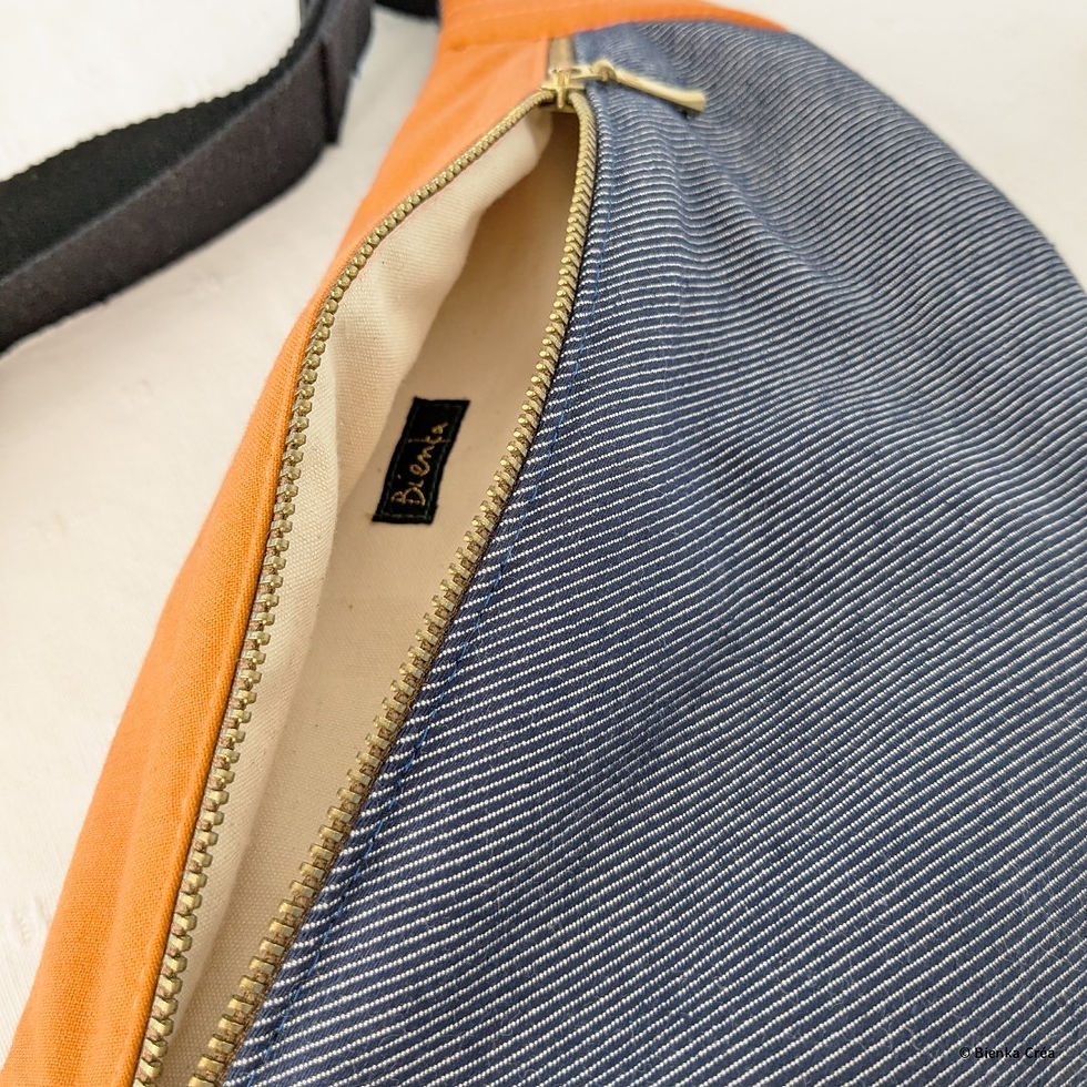 Miniature : gros plan de l'intérieur d'un sac banane bleu et orange fermé par un zip vintage marron