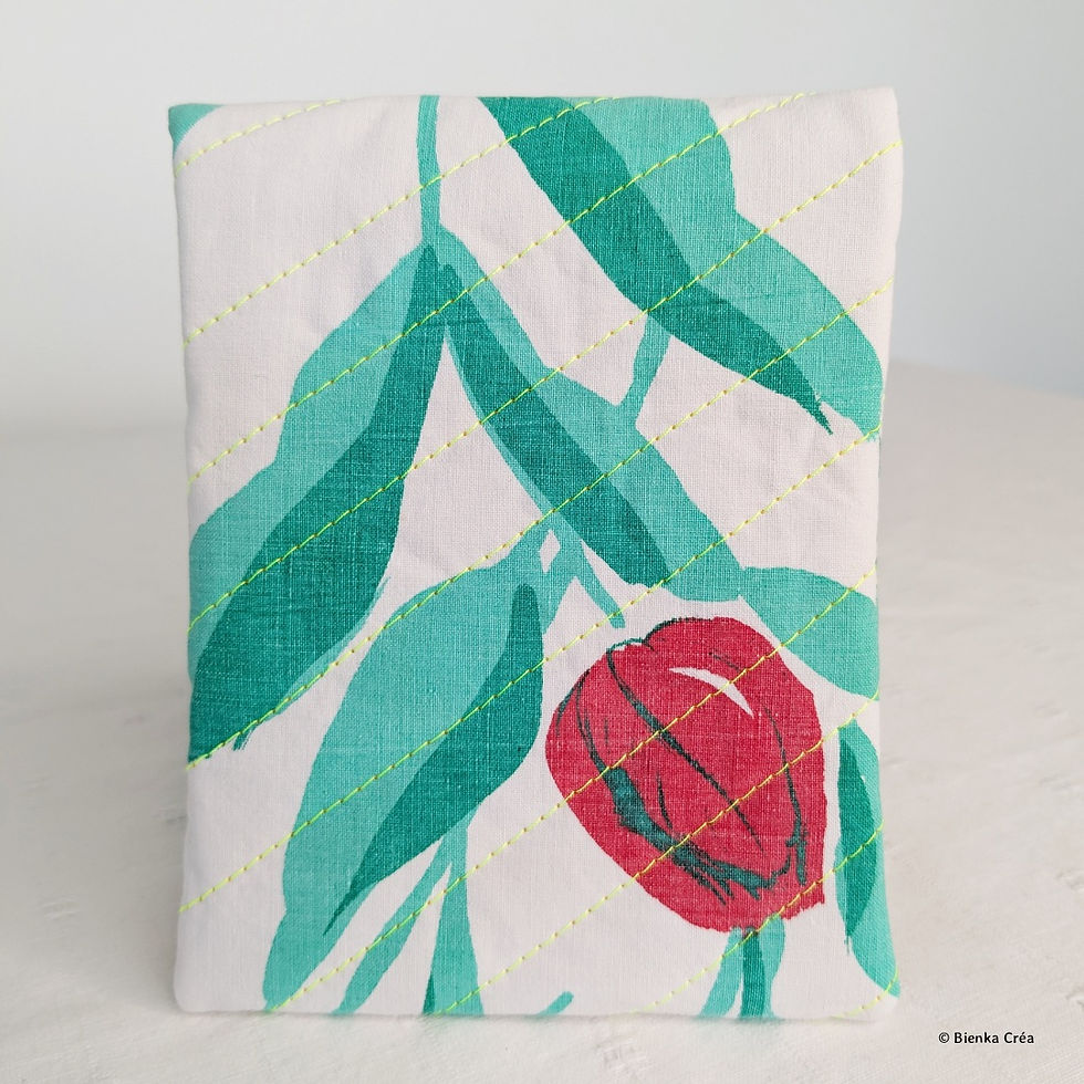 Miniature : Vue arrière d'une pochette à rabat en coton vintage matelassé à motifs tulipes fermée par un bouton pression bleu