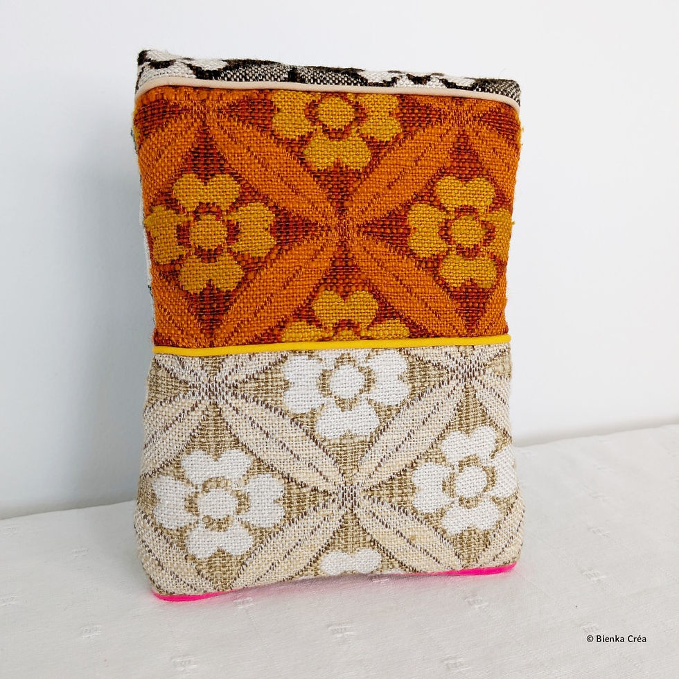 Miniature : vue arrière d'une grande pochette en tissu d'ameublement fleuri vintage orange et beige