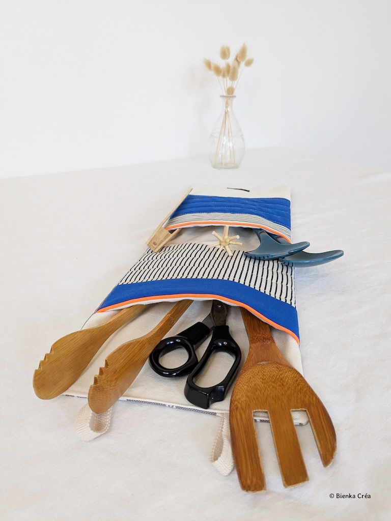 Miniature : Ustensiles de cuisine rangés dans un grand rangement mural à 2 poches doublées et matelassées bleues et rayées