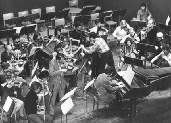 Janos Tamas dirigiert ein Orchester