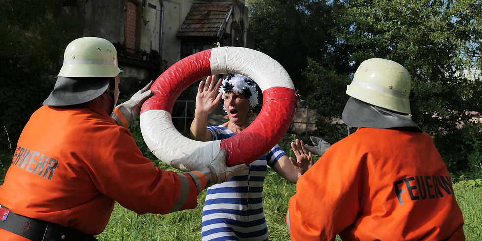 Lebende Bilder Rettungsring NAH _edited.jpg