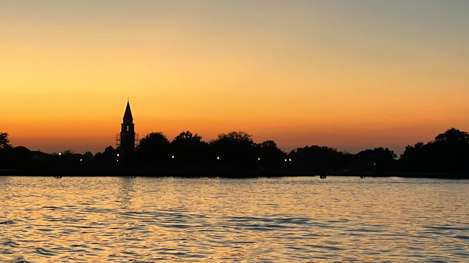 Die Venezianische Lagune intensiv, authentisch, genussvoll und sozusagen je nachdem, wie sich der Wind dreht, erleben! Der mit rund 1000 Seetagen erfahrene Skipper Wolfgang, Theologe, Mathematiker, Hobbyhistoriker und großer Freund der mediterranen Kultur macht#s möglich. Er lädt  auf seine „Luigi“, eine rund 14 Meter lange Segelyacht mit 4 Kabinen. In Kleingruppen geht es ab San Giorgio di Nogaro in die obere Adria bis in die Lagune von Venedig und wieder zurück. Vier Tage Lagune pur! 