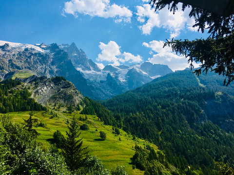 Montagnes escarpées