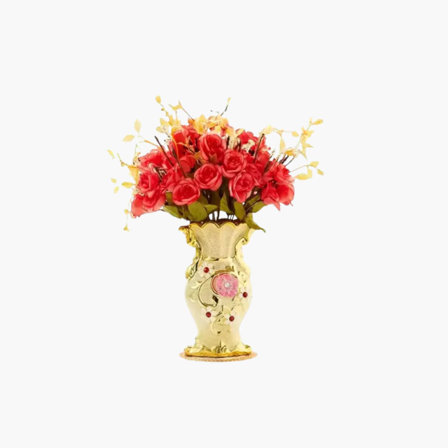 Arranjo de flores artificiais em vaso dourado vintage, elegância prática.