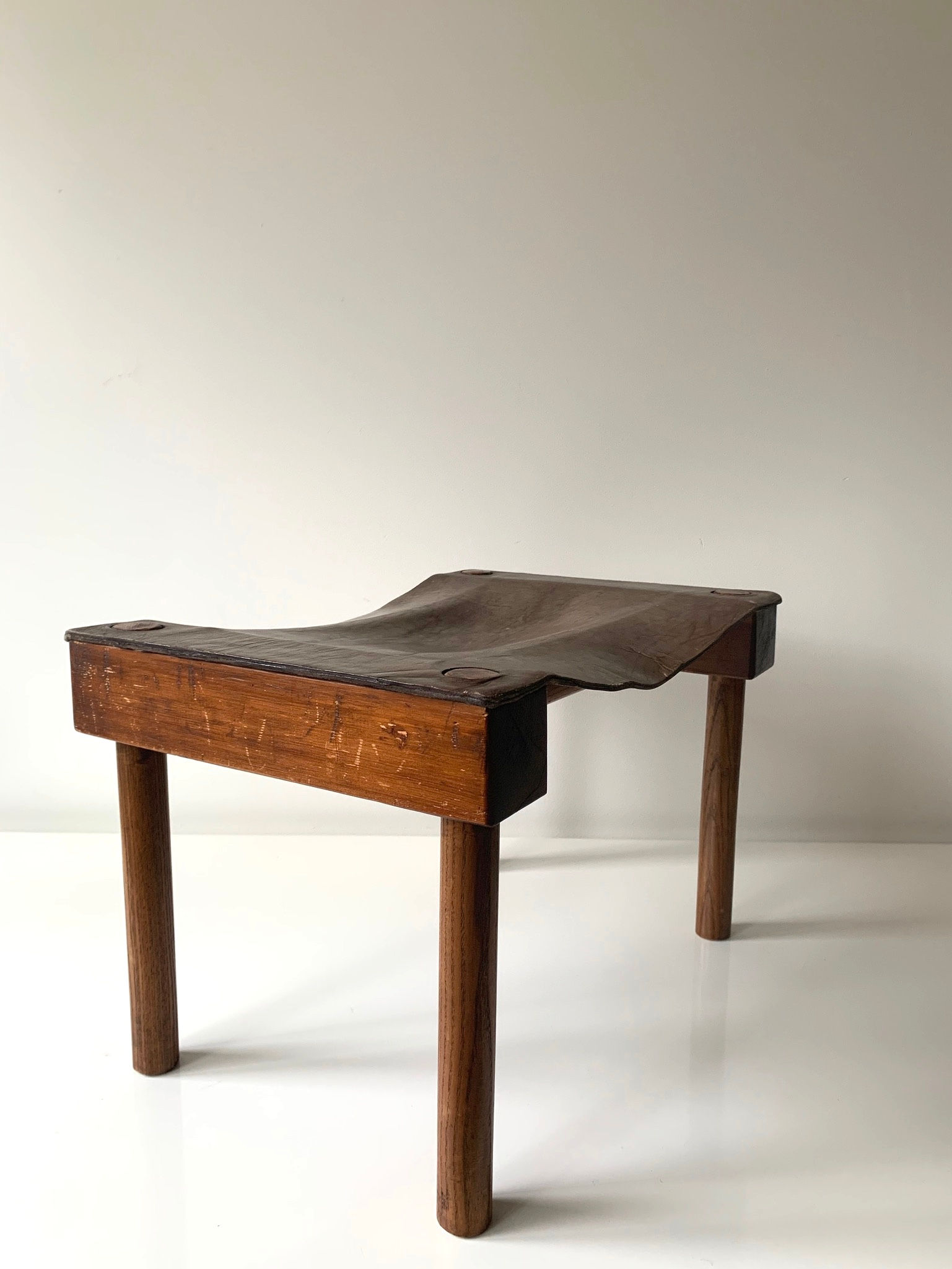 Artisanal stool in elm and leather, ca. 1930