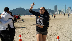 Garçonete chegando à reta final da Corrida dos Garçons e Garçonetes do SECHOBAR