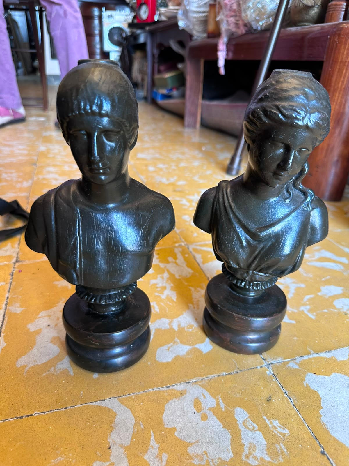 Par de bustos franceses en metal blanco muy antiguo