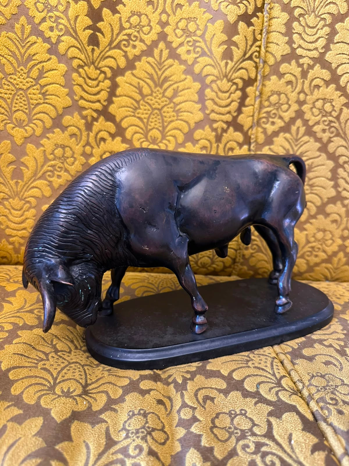 toro en bronce con base de madera