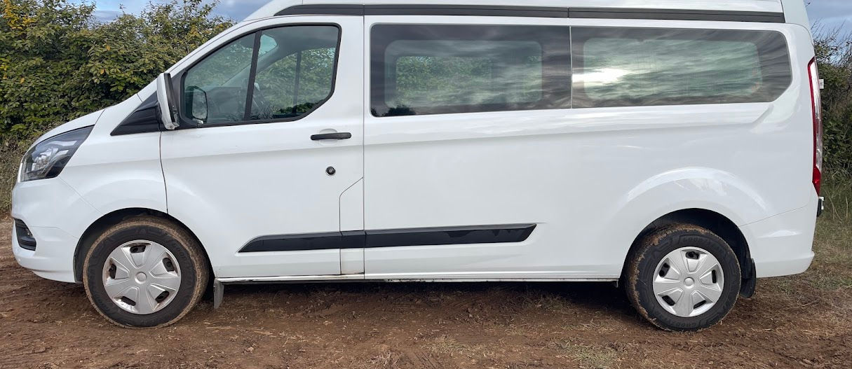 minibus combi PMR avec marche pied automatique idéal pour les personnes âgées et enfants handicapés de centre médico sociaux