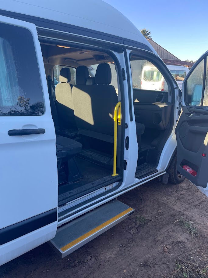 marche pied automatique homologué pour un accès plus facile au place assise. idéal pour les personnes âgées ou avec un handicap moteur