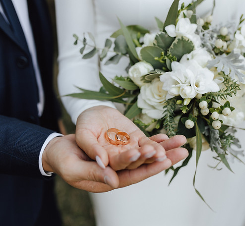 alliances-entre-les-mains-de-la-mariee-et-du-marie-et-avec-un-beau-bouquet-de-mariage-fait