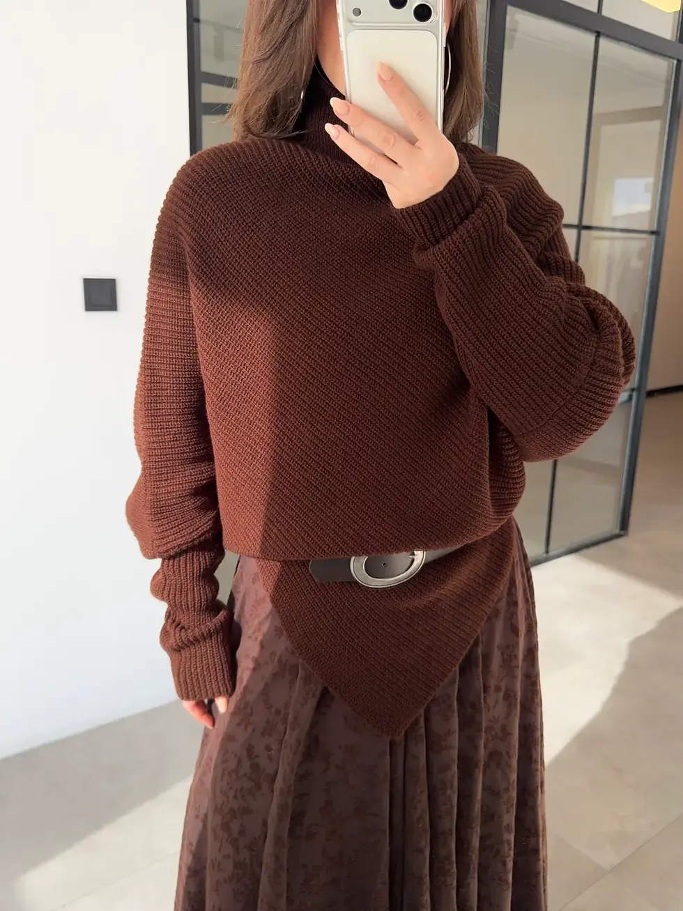 Küçük resim: ASİMETRİK KESİM BOĞAZLI KAZAK KAHVERENGİ