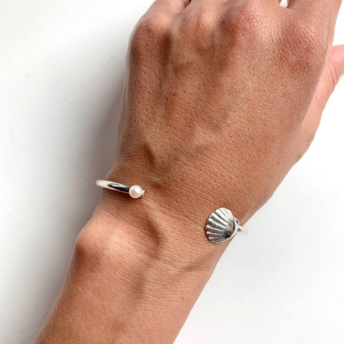 Pearl x Shell open bangle | BY THE SEA