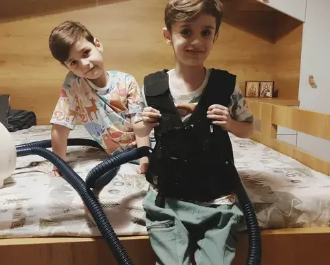 Amintire pe Facebook – 16 martie 2023‎‎ CF Vests Worldwide a trimis o vestă de fibroză chistică Baxter International Hill Rom Cystic Fibrosis vest fraților Filip și Vladimir de la CF din România.