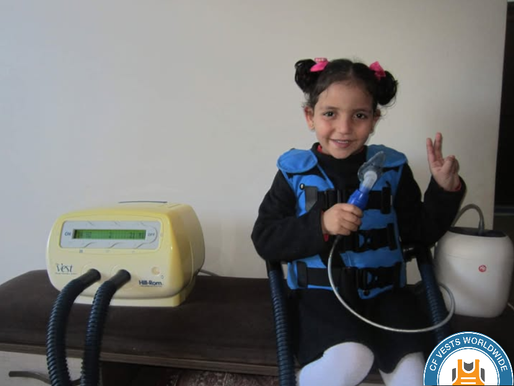 تبرعت شركة CF Vests Worldwide بسترة هيل روم المخصصة لعلاج التليف الكيسي إلى نور في طرابلس، ليبيا.