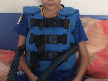  Facebook Memory – 21 nëntor 2022 Falë MBËSHTETJES suaj, CF Vests Worldwide është shumë i lumtur që dërgoi jelekët e Eleven Hill Rom Cystic Fibrosis në #Kosovë.