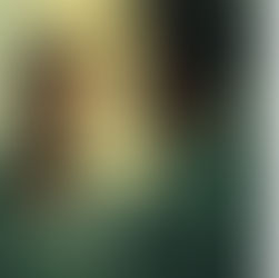 אדם מביט במראה