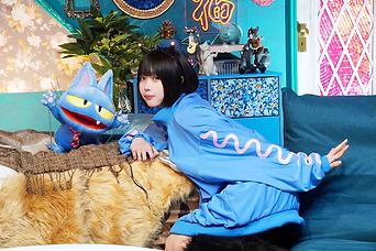 あのちゃんと野良猫ササキは、仲良しです。