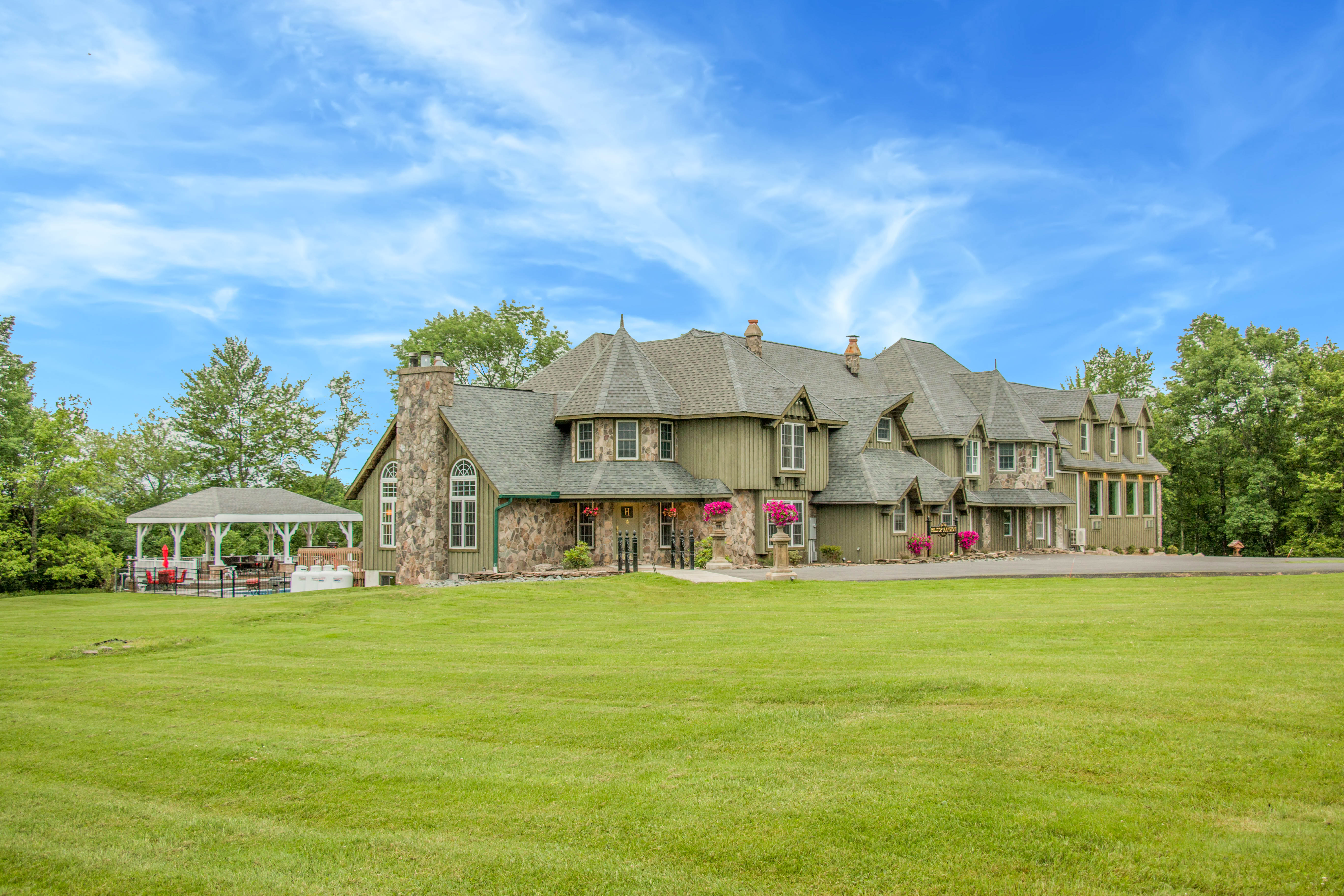 Hilltop Mansion, an 11-bedroom Poconos vacation home sleeping 26 guests