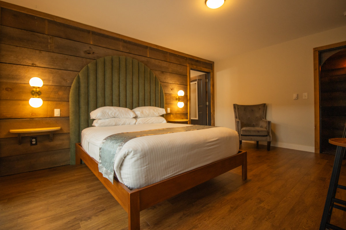 A ground-floor bedroom with en-suite bathroom at Hilltop Castle