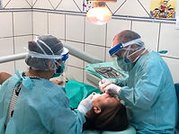 DENTISTA ATENDENDO