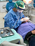 DENTISTA ATENDENDO
