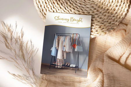 Shining Bright Flyer auf beigem Hintergrund