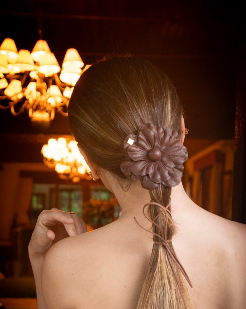 Hair Clip flor couro legítimo marrom - Nice